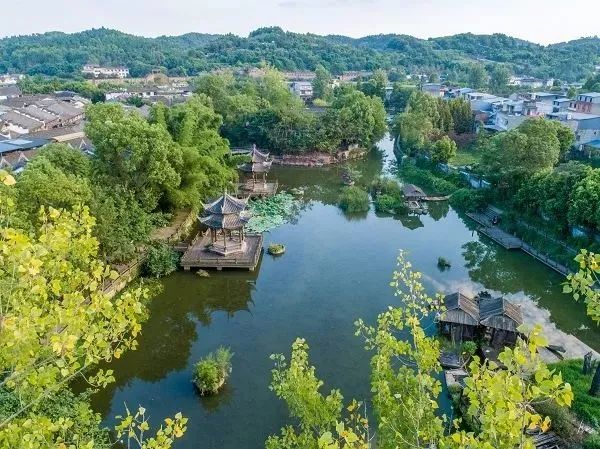 黃龍溪華僑城最新消息,黃龍溪華僑城最新消息，發(fā)展的雙刃劍效應(yīng)分析