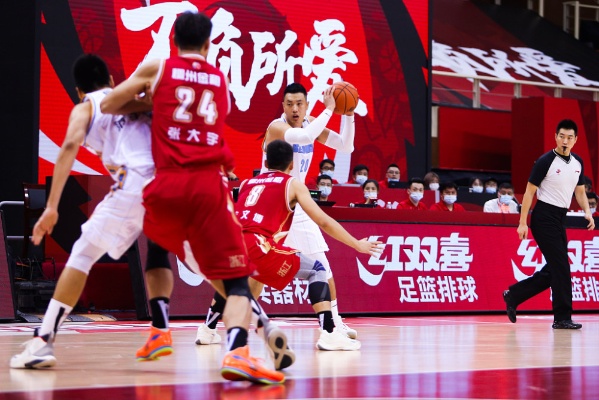 CBA籃球熱血戰(zhàn)場對決激烈，激情四溢！