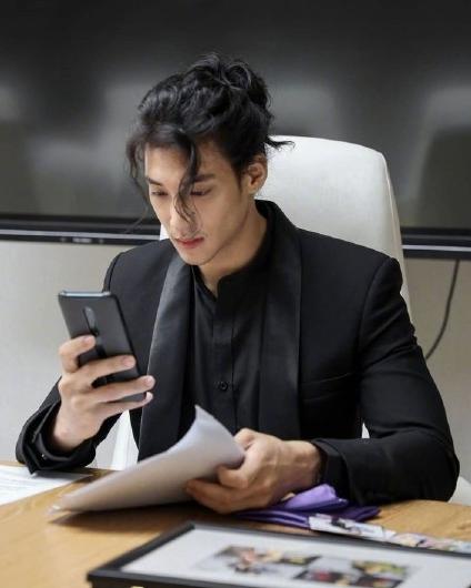 張演員男的舞臺與熒屏之旅，學(xué)習(xí)成長與自信光芒的展現(xiàn)