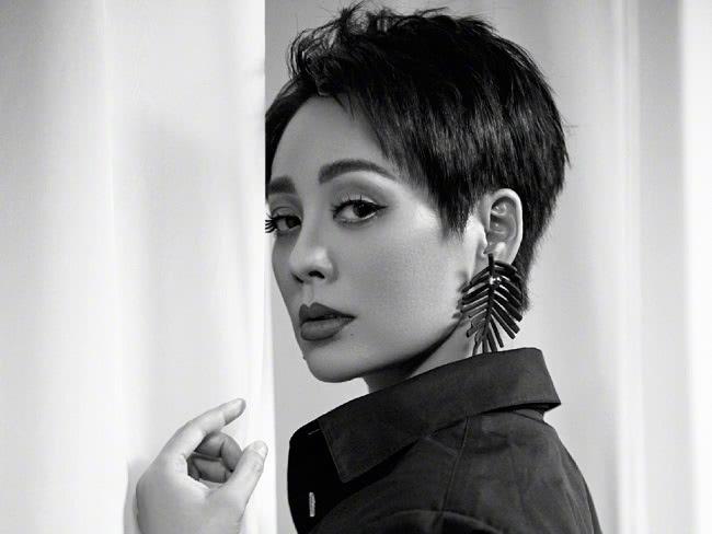 成旭演員，科技之光下的生活重塑者