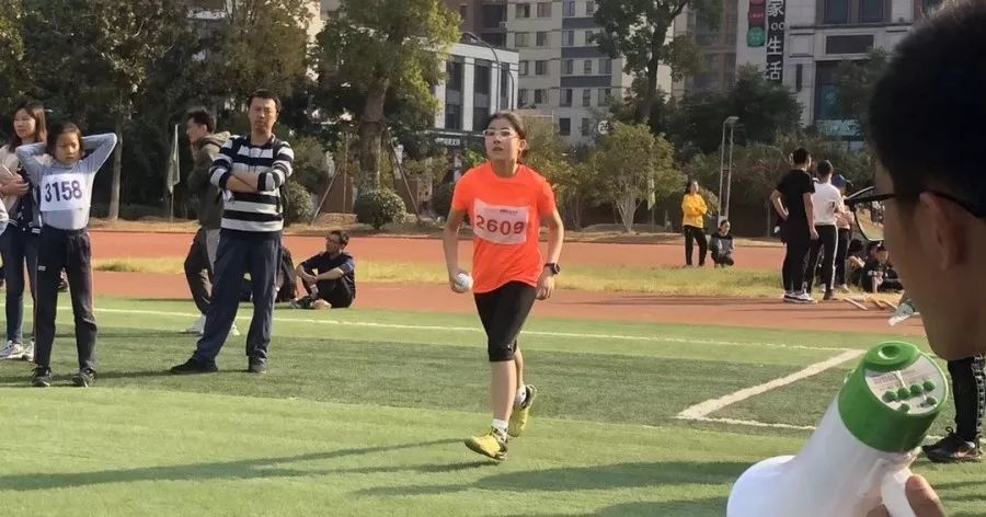 小蝸牛的田徑夢，綠意盎然賽場上的奇遇之旅