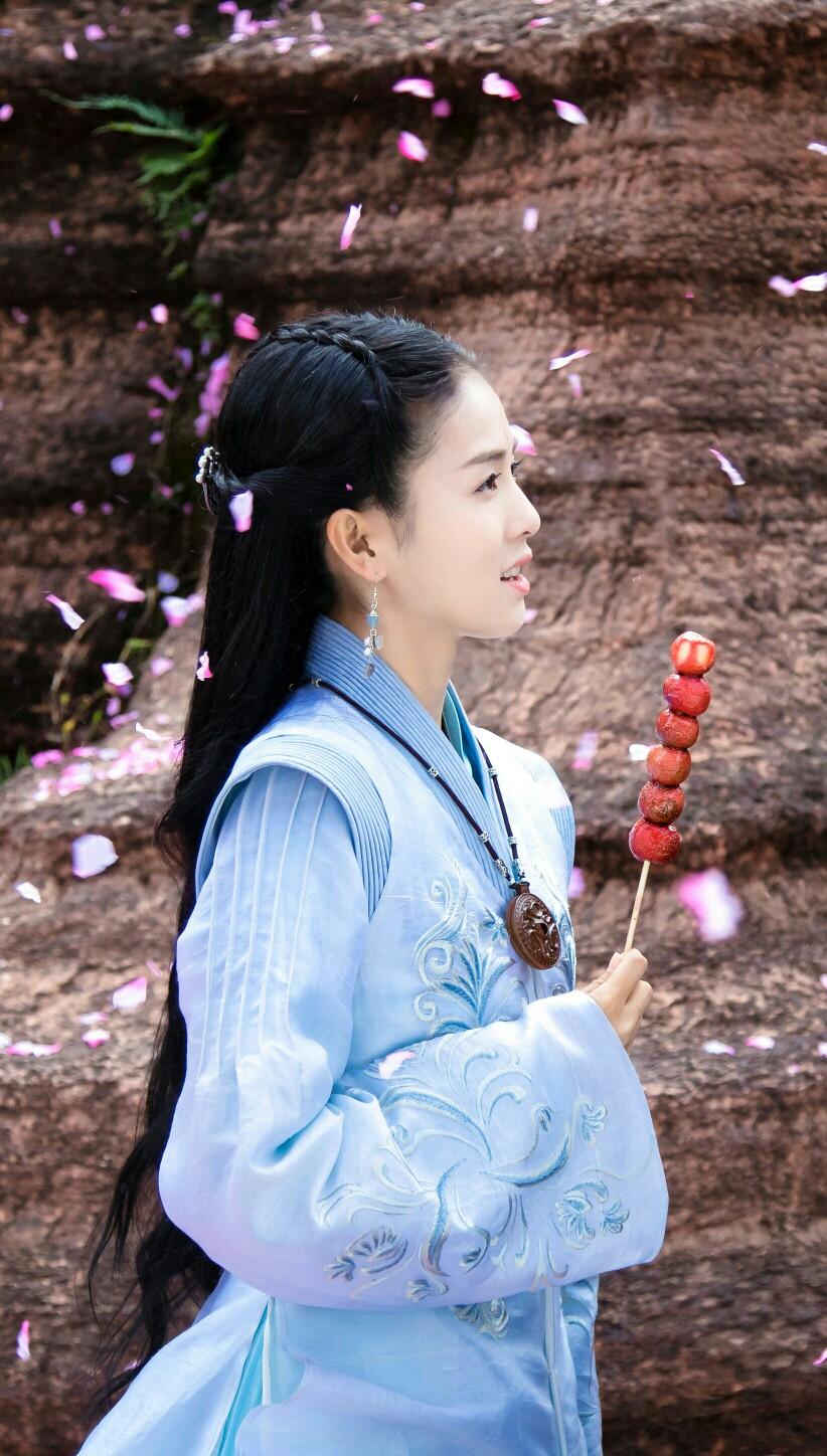 白鹿演員照片分享，自然之旅的心靈探尋與寧靜之尋