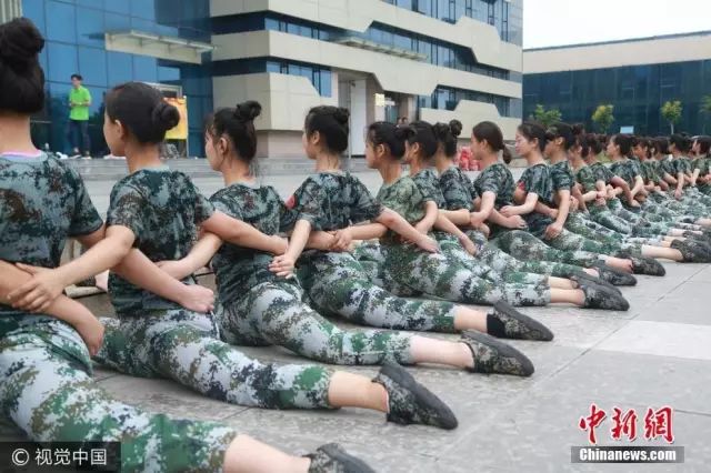 獨(dú)家揭秘，探索小巷深處的軍訓(xùn)新風(fēng)尚——2025軍訓(xùn)最新視頻亮相！